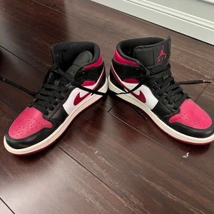 Jordan 1 Mid Red Toe